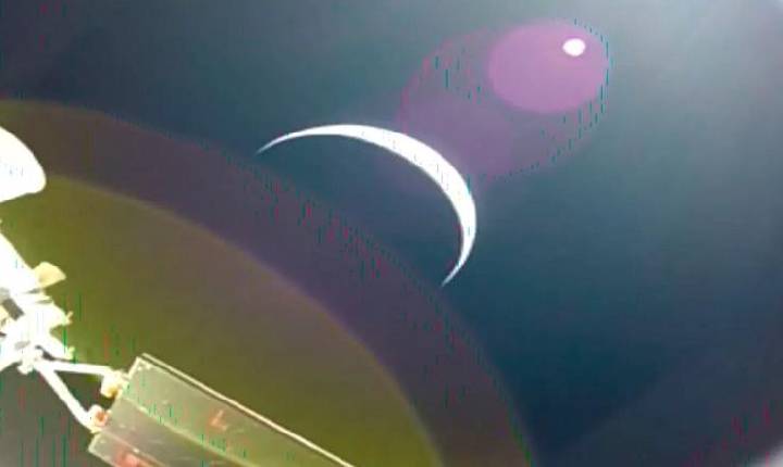 A missão Artemis II deixa a órbita da Terra para voar ao redor da Lua.