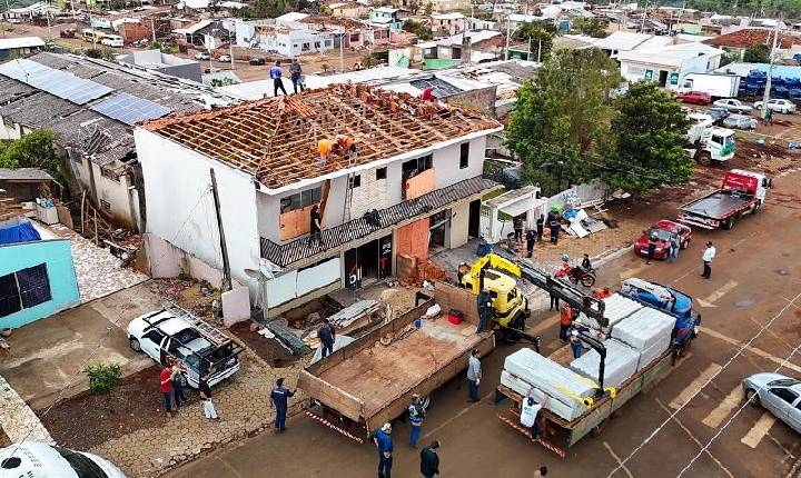 Após tornado mais da metade dos imóveis de Rio Bonito do Iguaçu já receberam cobertura