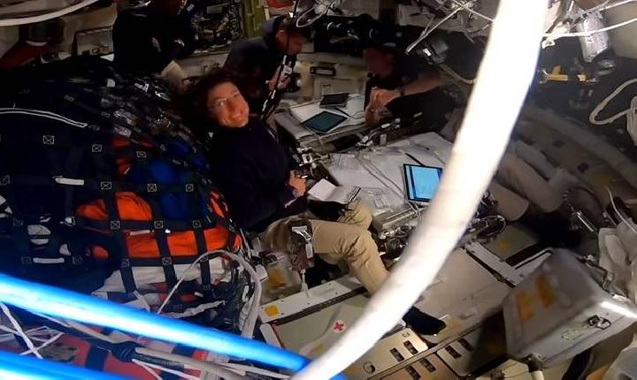 Astronautas da Artemis 2 retornam após baterem recordes de missões lunares.