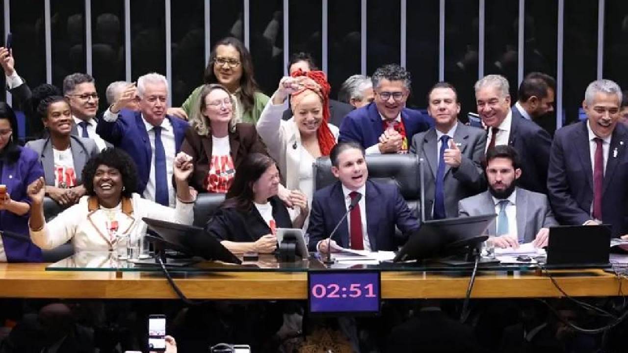 Câmara aprova, em dois turnos, PEC pelo fim da escala 6x1