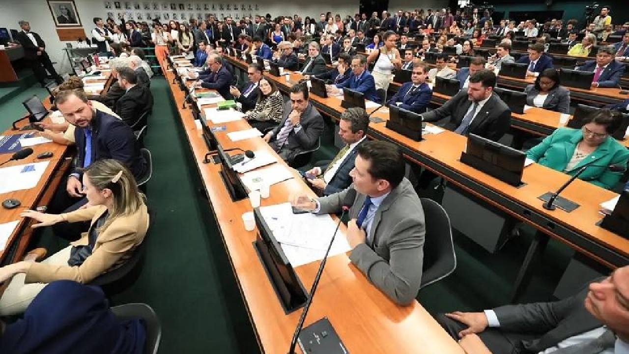 CCJ  analisa do fim da escala 6x1 nesta quarta