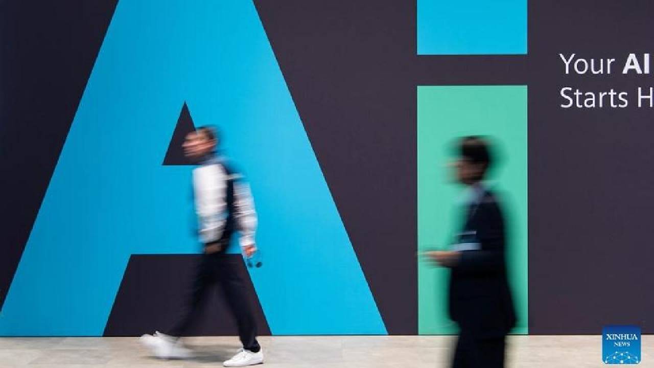 China penaliza plataformas por falhas de conteúdo gerado por IA