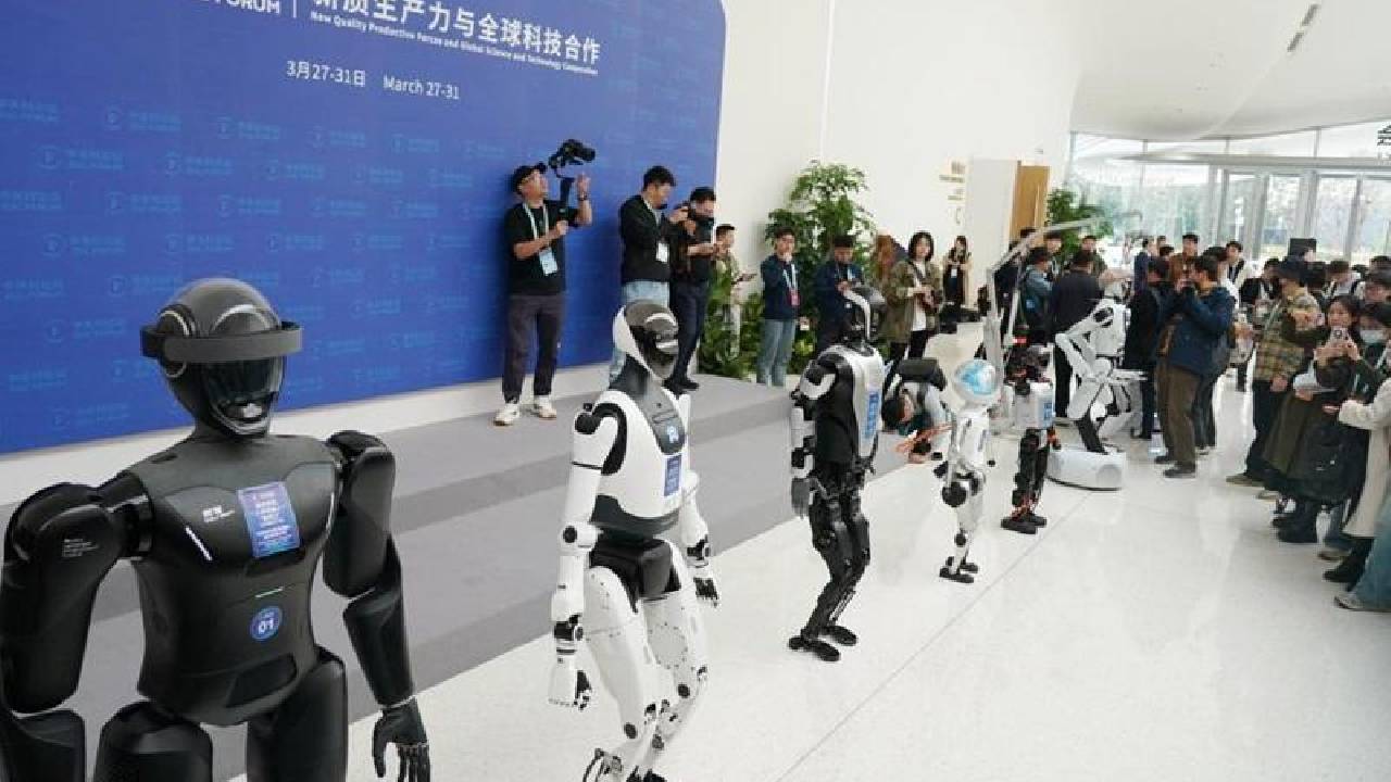 China prevê produção de 100 mil robôs humanoides em 2026