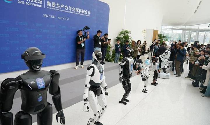 China prevê produção de 100 mil robôs humanoides em 2026