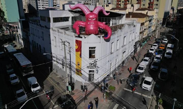 Criatura gigante vai “morar” no terraço do Cine Passeio de Curitiba