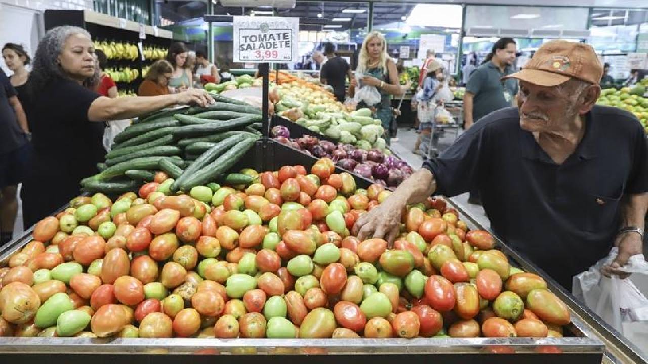 Curitiba. Alimento acessível no Sacolão Rui Barbosa