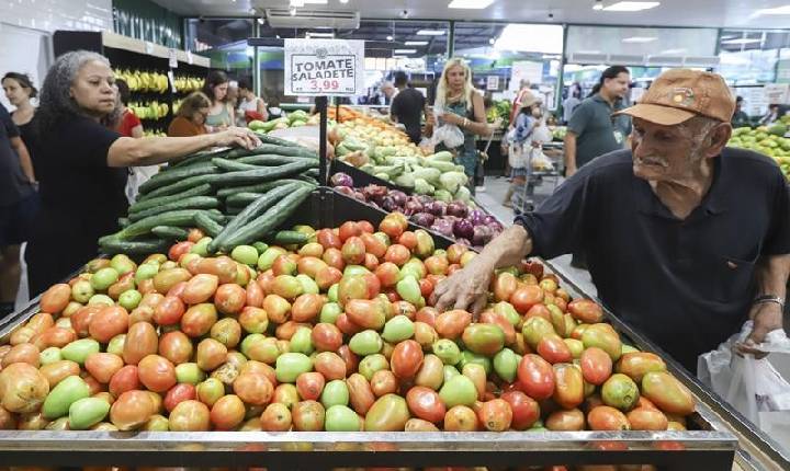 Curitiba. Alimento acessível no Sacolão Rui Barbosa