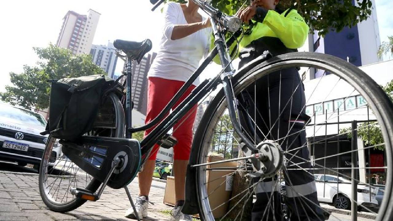 Curitiba. Blitz educativa orienta ciclistas