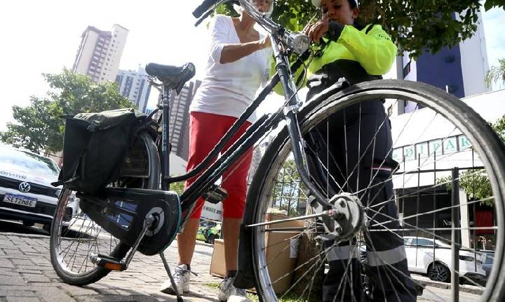 Curitiba. Blitz educativa orienta ciclistas