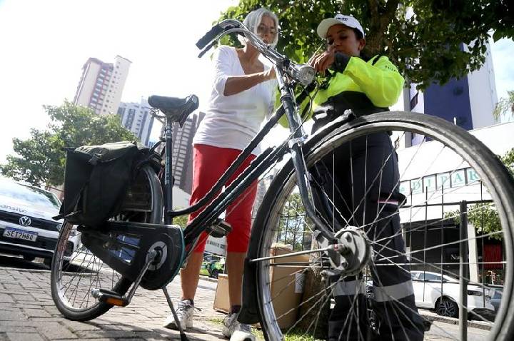 Curitiba. Blitz educativa orienta ciclistas