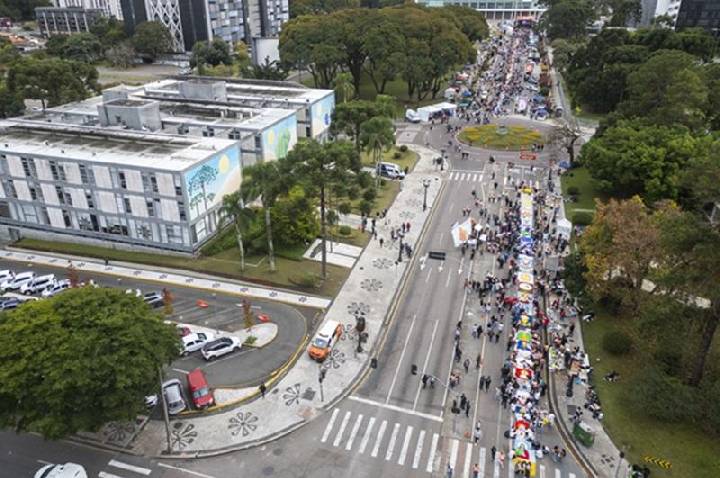 Curitiba entra para livro de recordes brasileiros com maior tapete de Corpus Christi no País