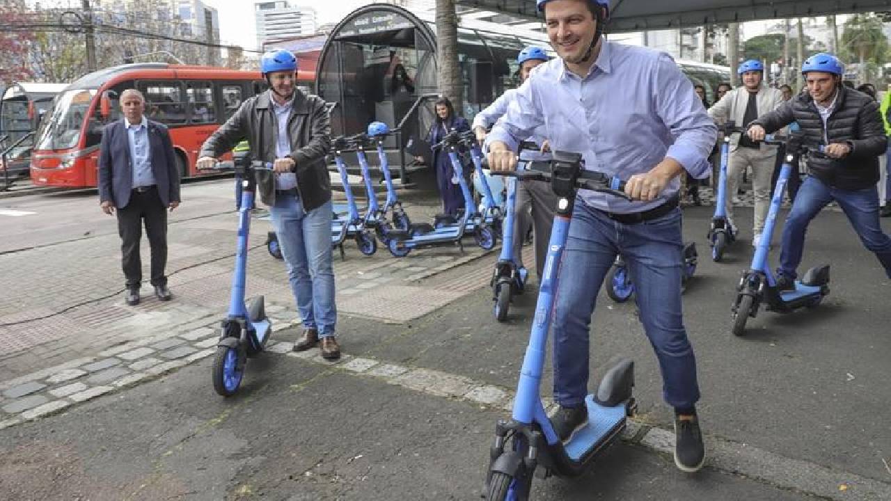 Curitiba. Prefeitura lança serviço de aluguel de patinetes