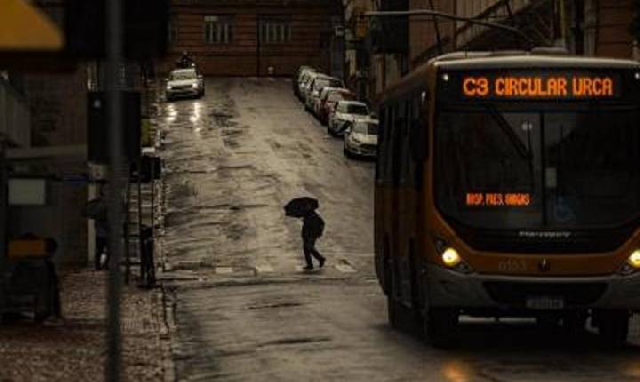 Porto Alegre - Defesa Civil emite alerta laranja para chuva intensa e ventos fortes