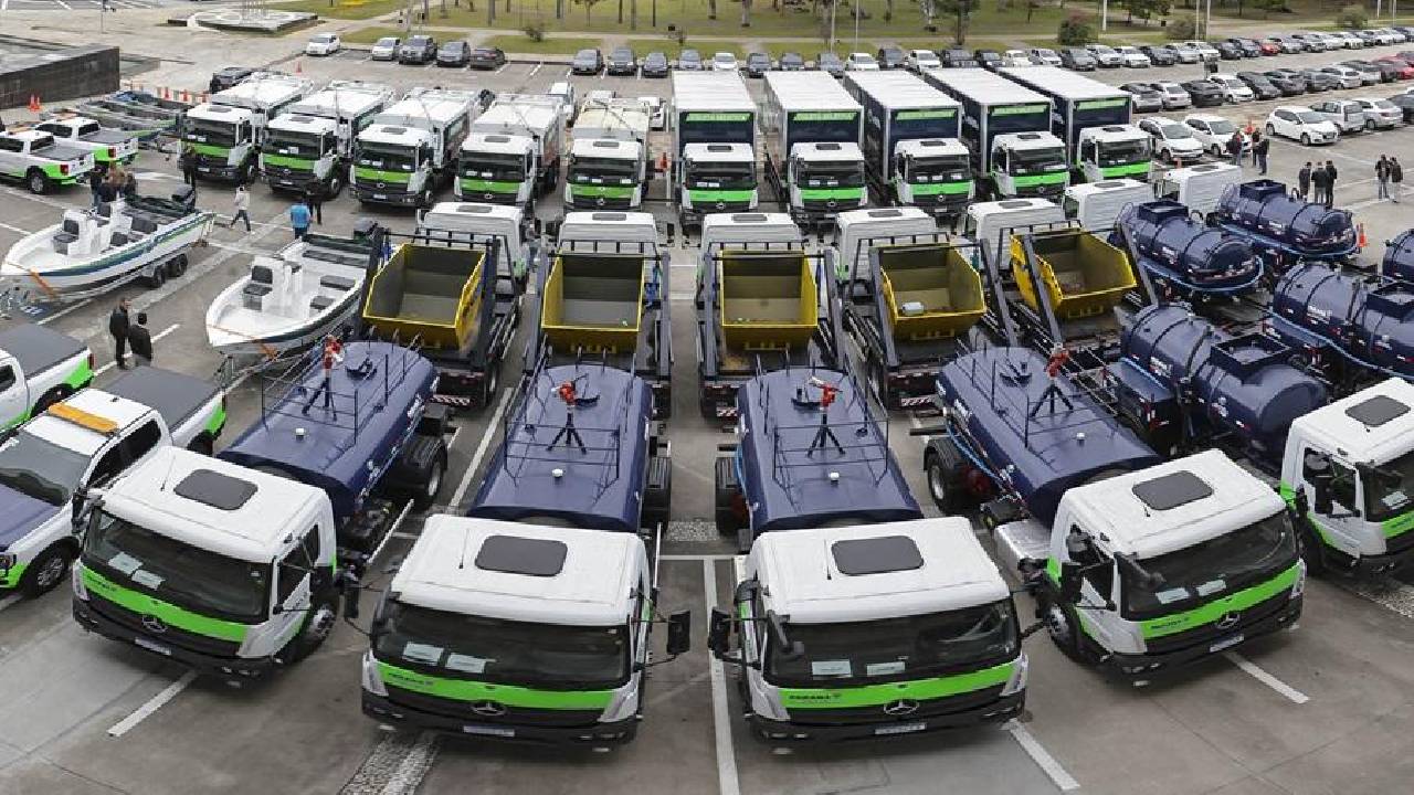 Ratinho entrega veículos e equipamentos para fortalecer gestão ambiental