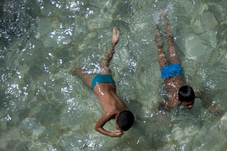 Brasil registra três mortes ao dia de crianças e jovens por afogamento