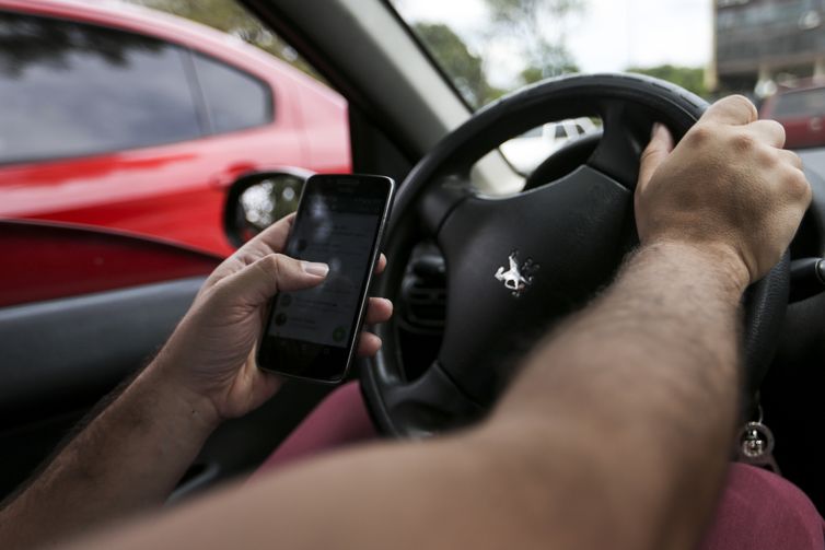 Dois celulares são roubados ou furtados por minuto no Brasil 