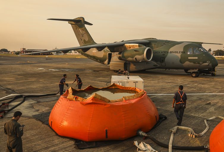 FAB lança 336 mil litros de água para combater incêndios no Pantanal