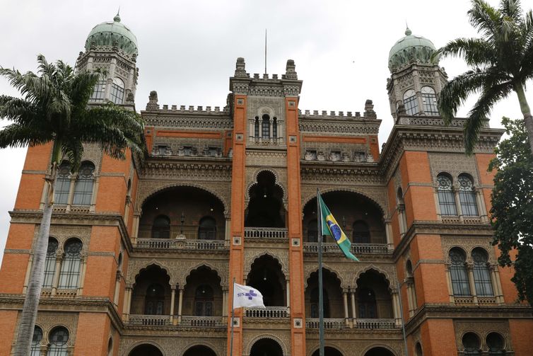 Funcionários da Fiocruz param por reajuste de salário nesta quinta