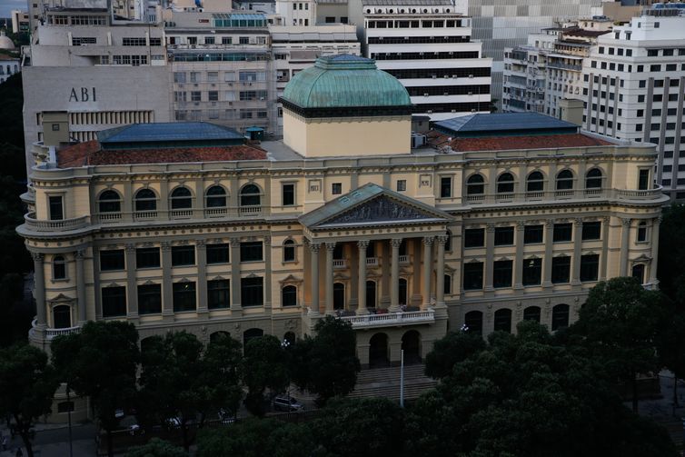 Lei que preserva produção intelectual brasileira faz 20 anos