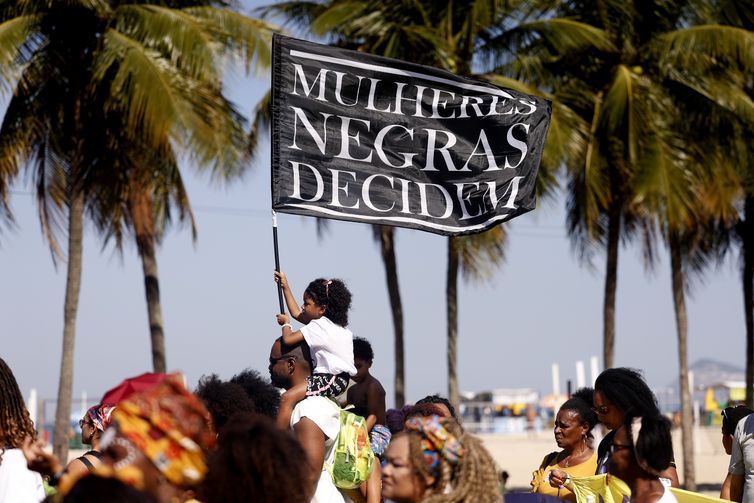 Marcha das mulheres negras une gerações na orla do Rio de Janeiro