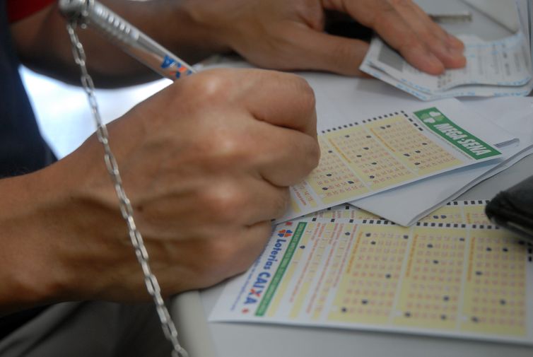 Mega-Sena sorteia neste sábado prêmio acumulado em R$ 15 milhões