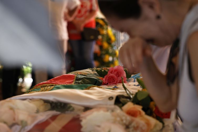 Rosa Magalhães foi velada e homenageada por amigos e escolas de samba