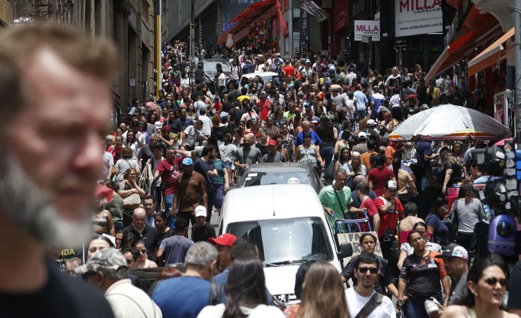 Brasil registra 212,6 milhões de habitantes em julho de 2024, diz IBGE