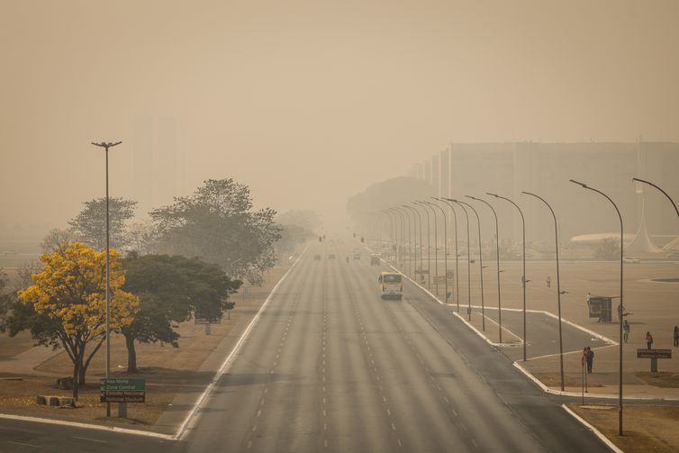 Brasília amanhece coberta de fumaça pelo segundo dia seguido