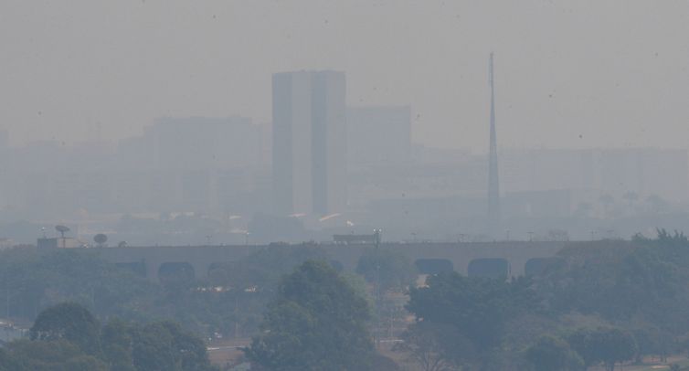Cortina de fumaça deve permanecer no DF ao longo desta terça