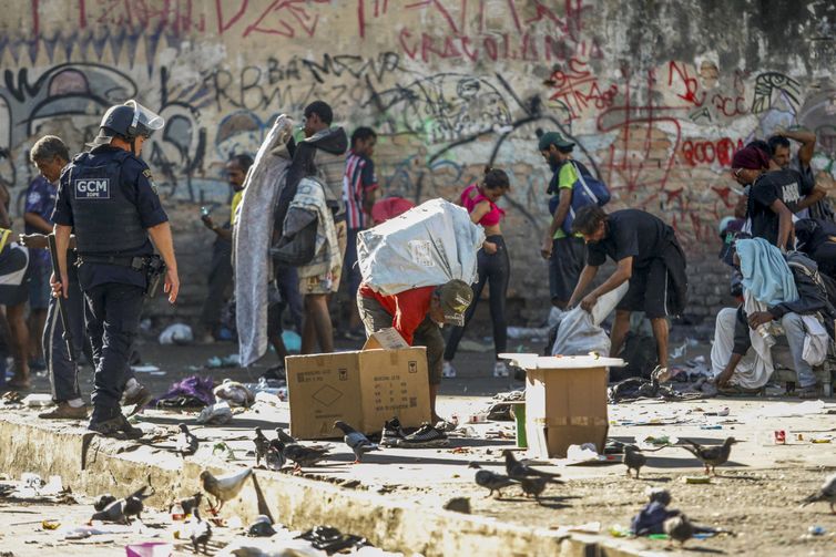 Em São Paulo, polícia cumpre mandados na Cracolândia