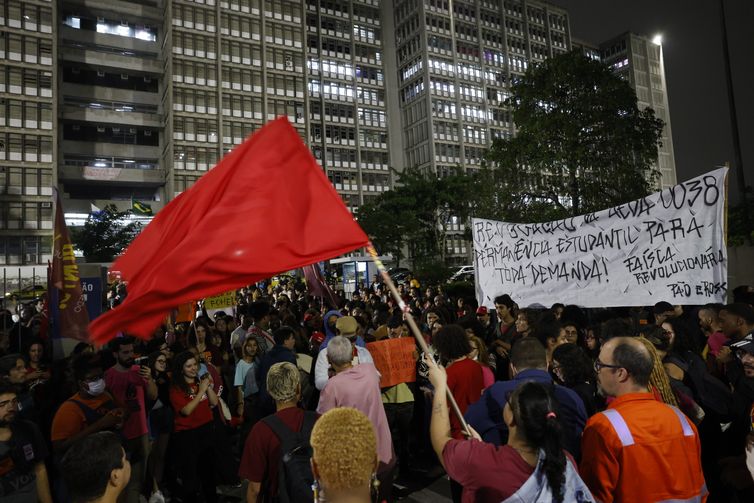 Estudantes voltam a ocupar prédio principal da Uerj