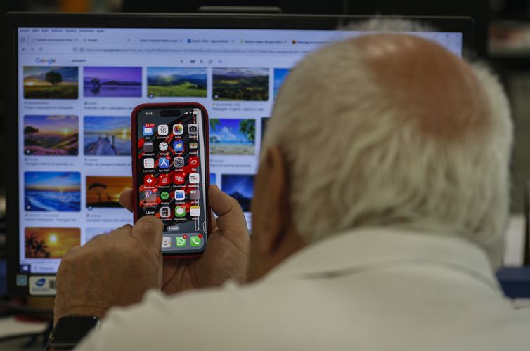 Uso de internet no país cresce mais entre idosos, mostra IBGE