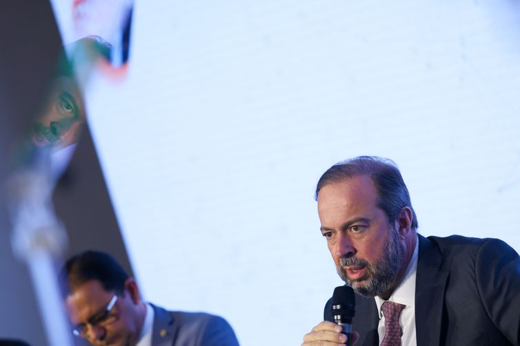 Brasil não corre risco de crise energética em 2024, diz ministro 