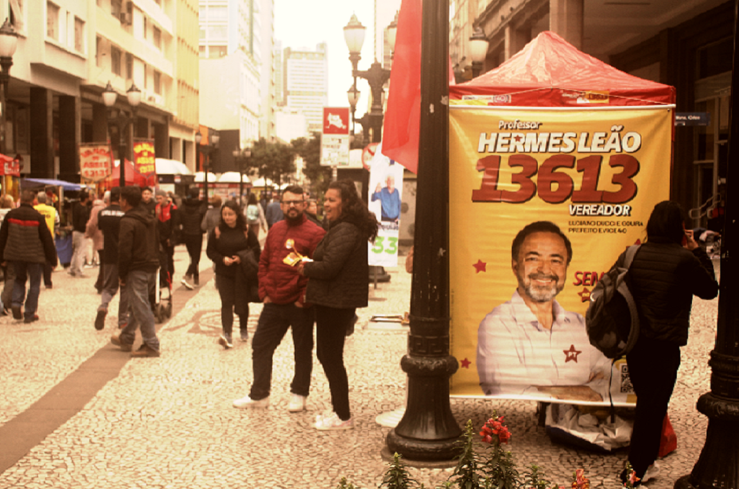 Eleições Municipais - Curitiba  é invadida por propaganda eleitoral dos candidatos a prefeito e a vereador.