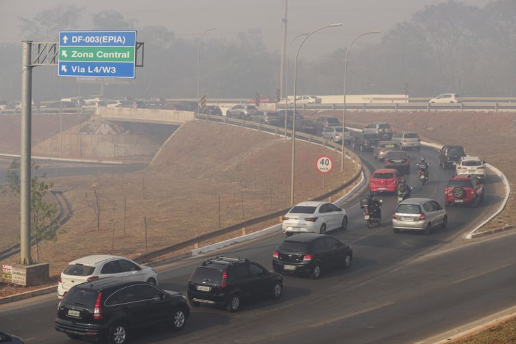 Fumaça do incêndio no Parque Nacional se espalha pela capital federal