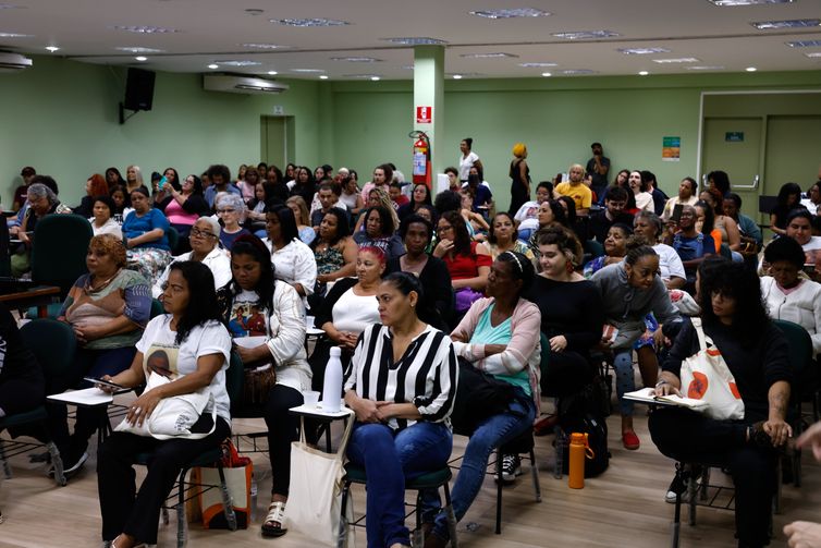 Mães de jovens mortos pela polícia viram bolsistas em projeto da UFRJ