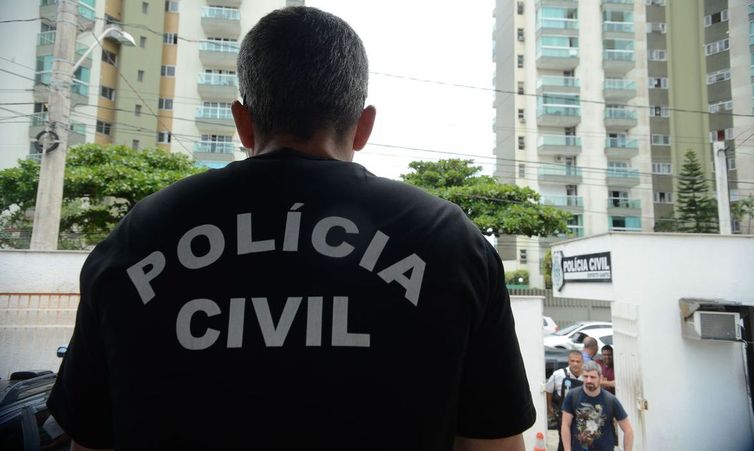 Policiais fazem ação contra roubos de cargas de cigarro no Rio