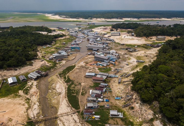 Prefeitura de Manaus começa a distribuir ajuda a afetados por seca
