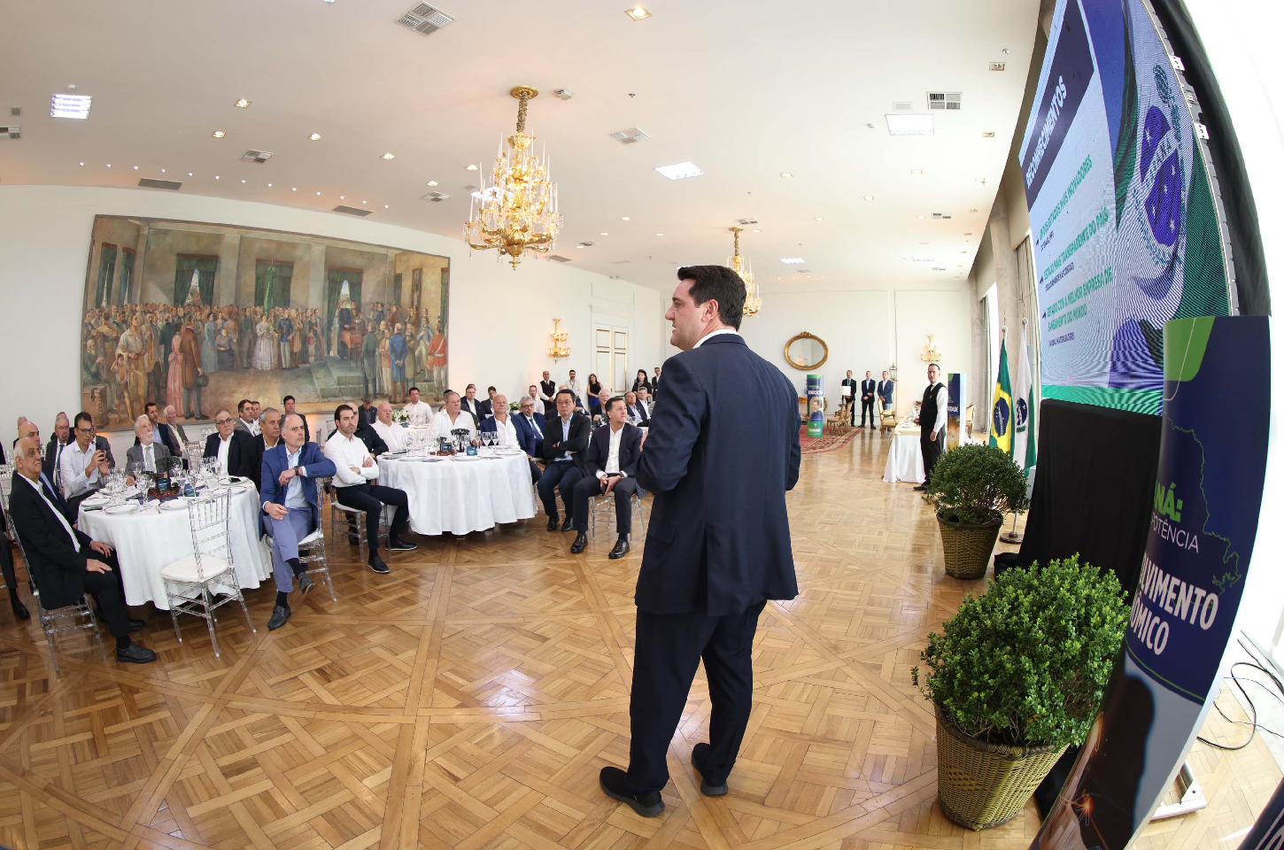 Ratinho Junior apresenta avanços econômicos e sociais do Paraná a empresários