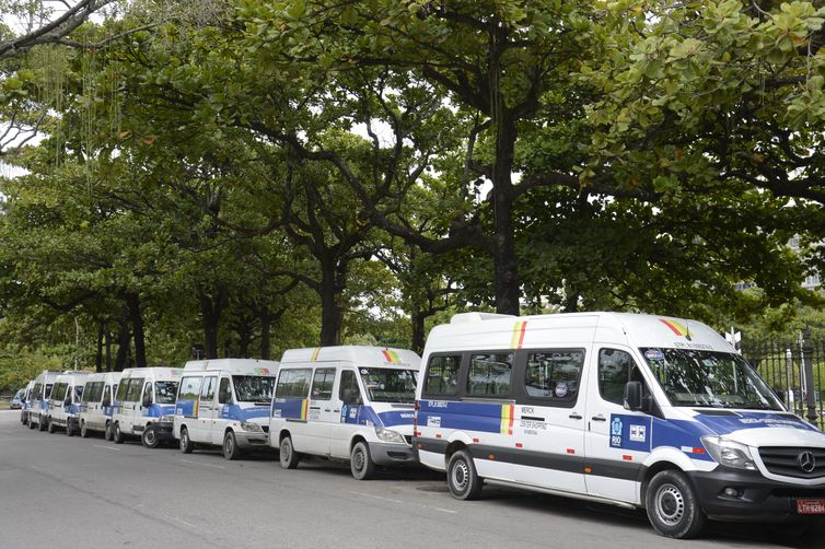 Rio inclui vans no serviço de transporte gratuito para eleições 2024
