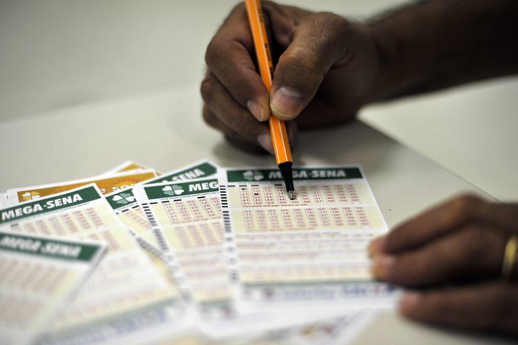 Sem ganhadores, Mega-Sena acumula e prêmio vai para R$ 14 milhões