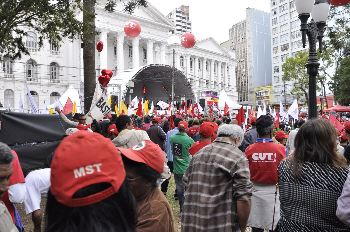 Sindicatos no Brasil: Por Que São Tão Contestados