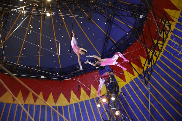 Tupinambás e artistas circenses fazem ritual de troca de saberes no RJ