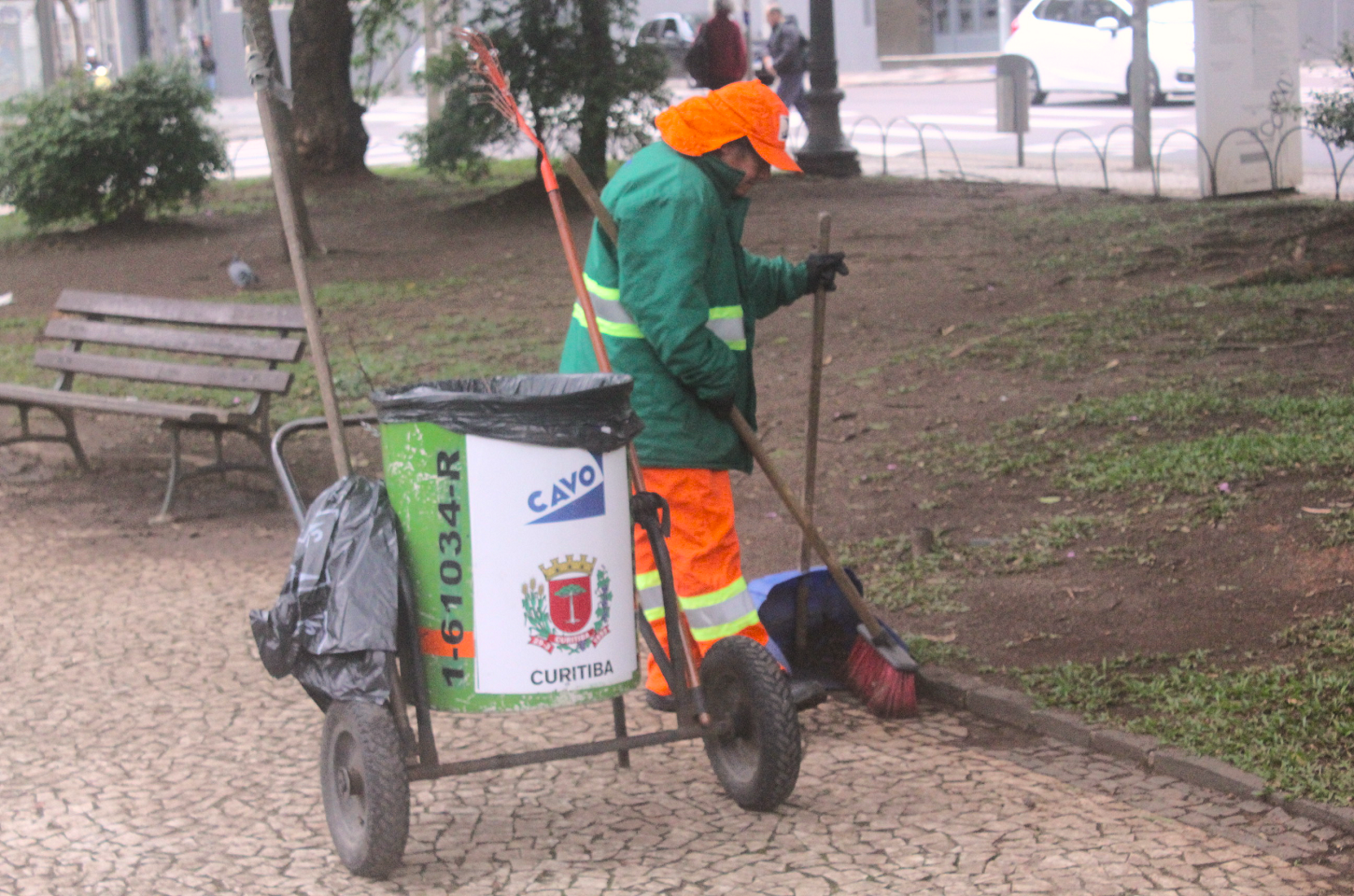 Curitiba: Coletores de Lixo, Varredores, Roçadores e Serventes Reivindicam Melhores Condições de Trabalho