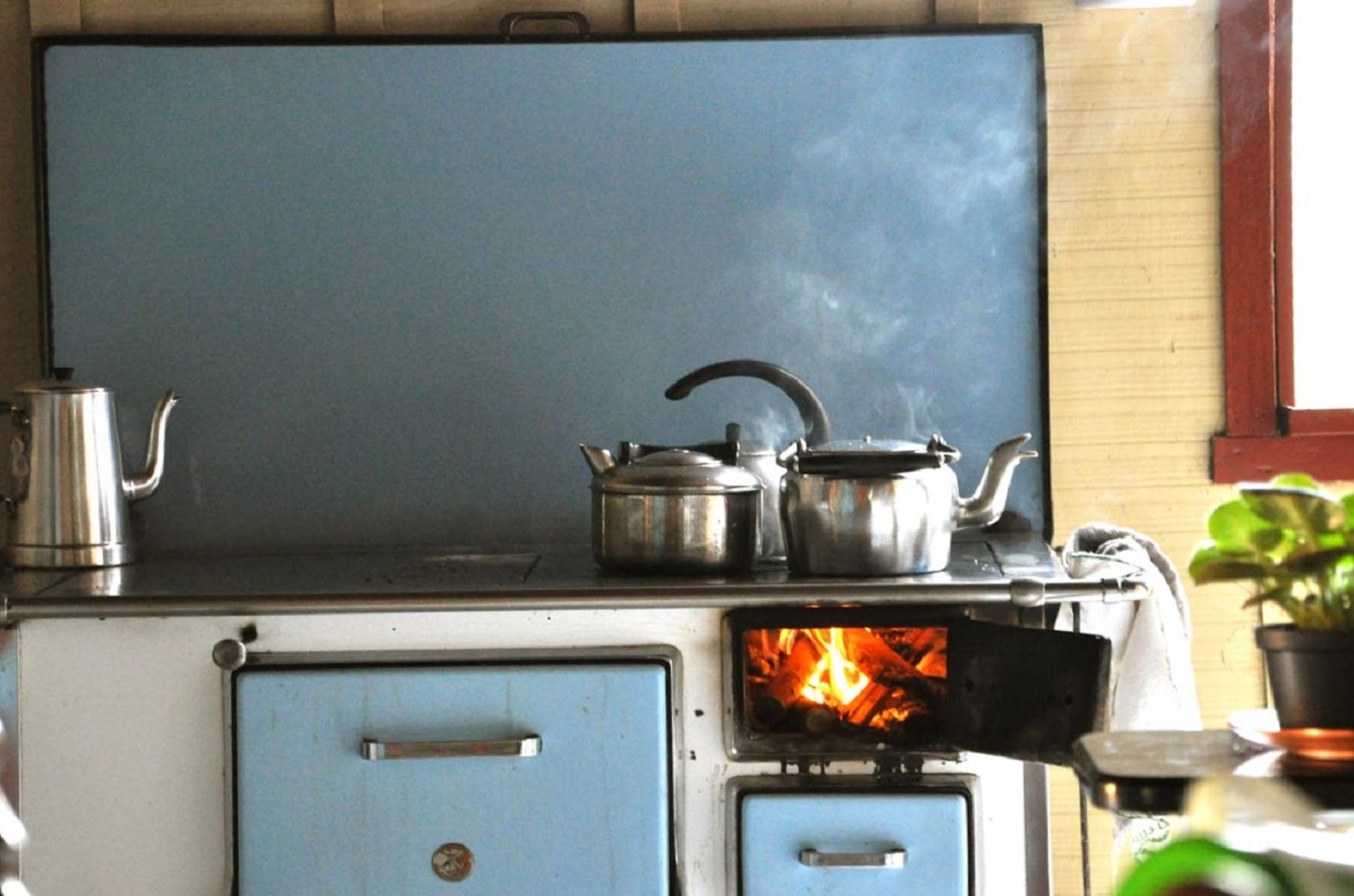 Fogão a Lenha: Uma Tradição que Persiste nos Lares Modernos