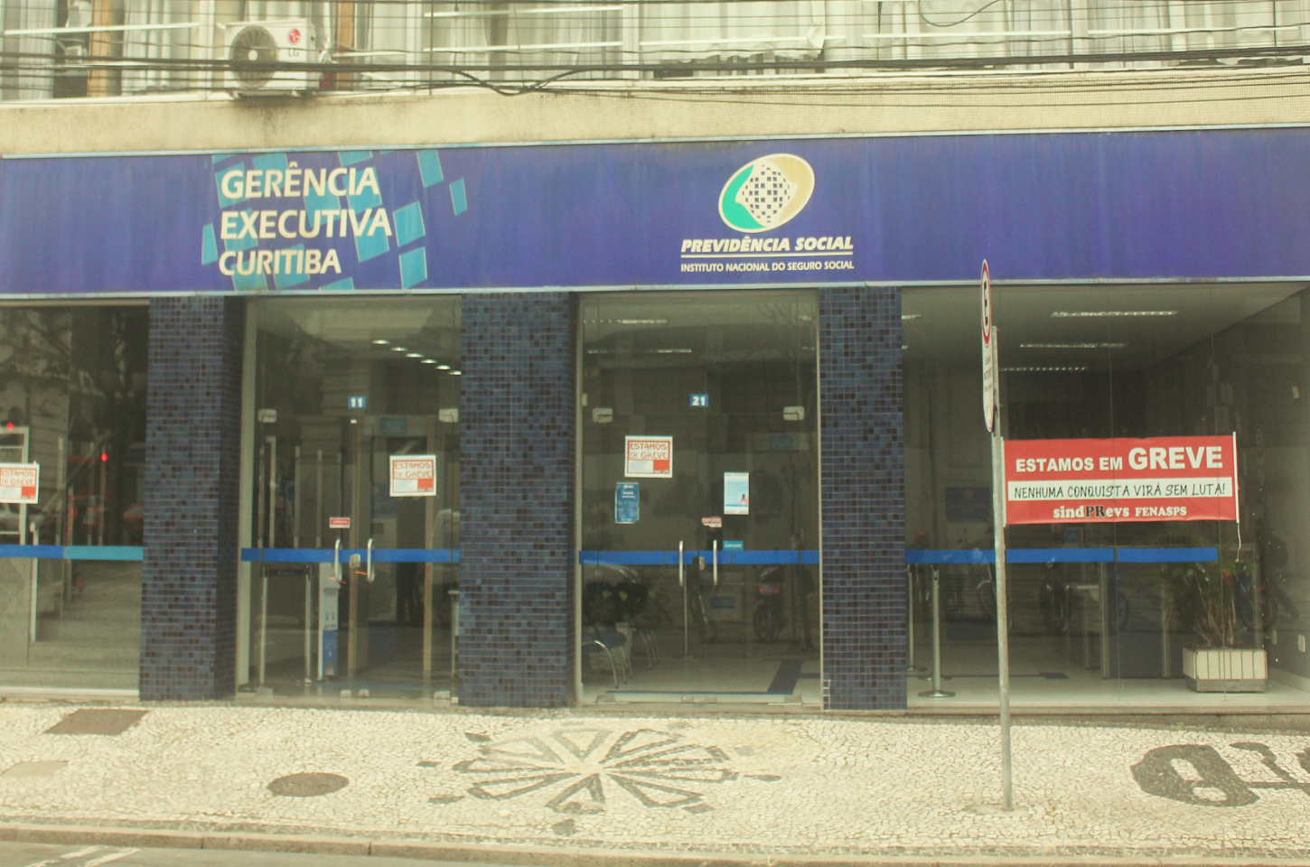 Greve dos profissionais da Agência da Previdência Social de Curitiba continua e afeta atendimentos à população