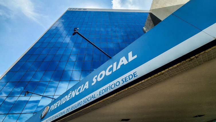 INSS começa a pagar benefícios acima do mínimo nesta terça