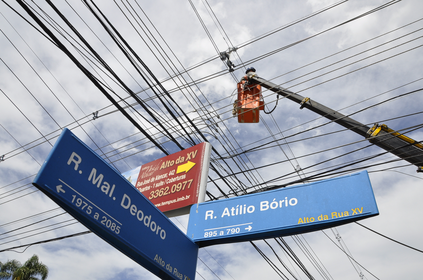 Localização: Novas placas de sinalização das ruas e endereços são implantadas em Curitiba