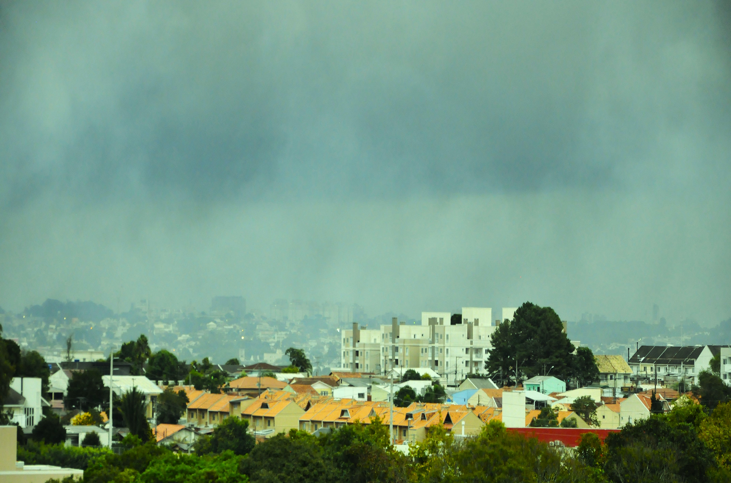 Outubro em Curitiba: Chuva e Temperaturas Oscilantes Marcam a Primavera de 2024