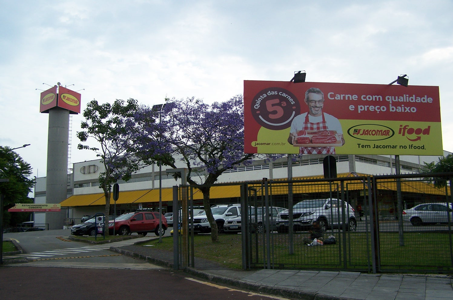Negócios- Redes de Supermercados Investem em Bairros Distantes do centro da capital paranaense